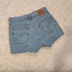 NWOT Levi’s Hight Waist Denim Shorts 28